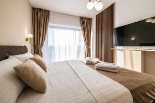 Metropolitan Spacious Retreat - Balcony and View - 1