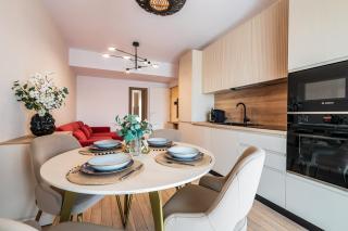 Central Chic Retreat - Vibrant Living & Views - 9