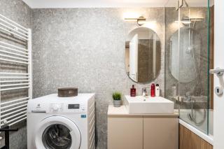 Central Chic Retreat - Vibrant Living & Views - 8