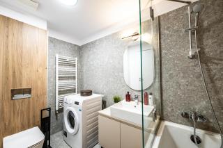 Central Chic Retreat - Vibrant Living & Views - 7