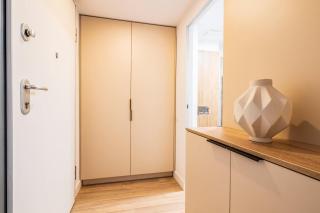 Central Chic Retreat - Vibrant Living & Views - 6