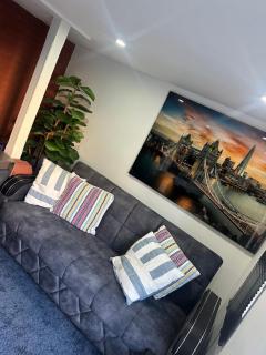 Luxury 1 Bedroom Back House In Lakeside - 8