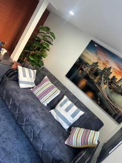 Luxury 1 Bedroom Back House In Lakeside - 3