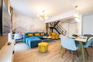 Panoramic Penthouse Views - Cozy 2BR Retreat - 0