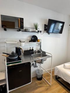 Townhouse Studio with Kitchen & Ensuite - Great Location - 9