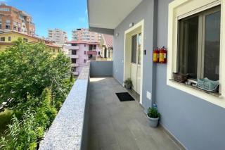 2 Bed Apartment Sleeps 4 with Free Parking - 1