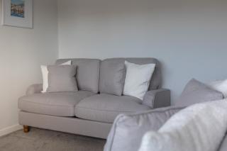 Stylish 2-Bed Apartment with Parking & City Access - 2