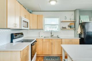 Dream Steps to Beach Large Deck Kid Friendly - 1