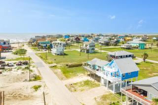 Oasis Beachfront Volleyball Court Sleeps 12 - 5