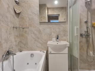 All-Season Retreat By Silesia Park 1 min to Shops, Tram to City in 9 Min - 2