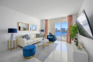 Stylish, classy Bayfront view apt, Walk to beach - 0