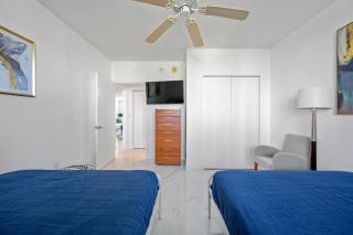 Stylish, classy Bayfront view apt, Walk to beach - 9