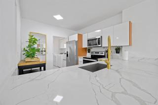 Stylish, classy Bayfront view apt, Walk to beach - 6