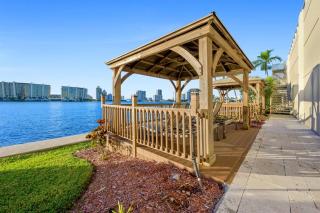 Stylish, classy Bayfront view apt, Walk to beach - 5
