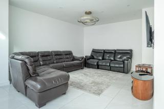 Spacious 4BR Home Garden & Office Space - 3