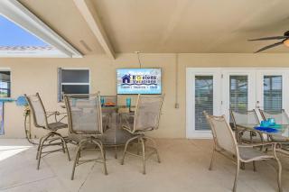 Tropical Fun & Relaxation - Poolside Playhouse - Roelens - 5