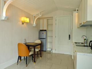 Grand Florida芭提雅带免费游泳池温泉桑拿浴和健身房瑜伽室私家海滩公寓E206 - 2