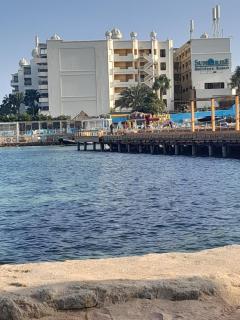 3-Bed Sleeps 6 with Sea View & Free Parking - 8