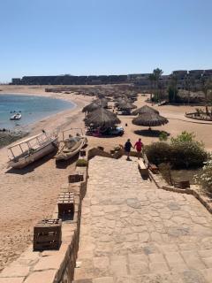 3-Bed Sleeps 6 with Sea View & Free Parking - 2