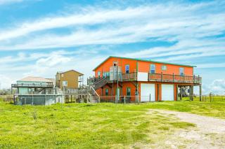 Stunning Beachfront Cargo Lift Fenced Yard - 4