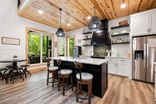 New Cabin Z Intimate Luxury HotTub-Arcade-Firepit - 8