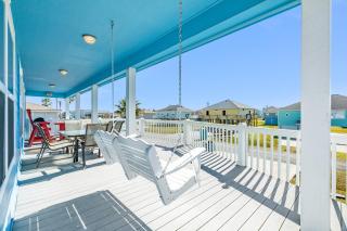 Perfect Steps to Beach Firepit Sleeps 10 - 1