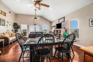 Retreat Steps to Beach Dog Haven Sleeps 12 - 8