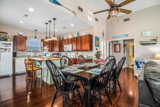 Retreat Steps to Beach Dog Haven Sleeps 12 - 3