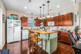 Retreat Steps to Beach Dog Haven Sleeps 12 - 2