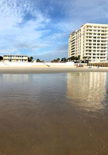 Oasis #7 Coastal Escape in Daytona Beach Shores-Walk To The Beach - 7