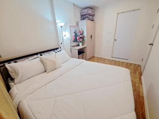 A family room at Lumpini Ville Sukhumvit 101-1 by Pikul - 8