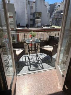 Departamento con balcón a dos cuadras de la playa - 0