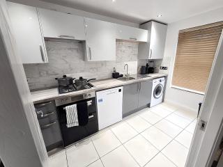 2ndHomeStays- Bilston- Contractors Friendly Townhouse - 9