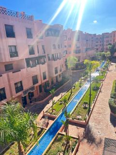 Elegant Apartment with King-Size Bed, Premium Amenities, 5 Pools & Free Parking - 8