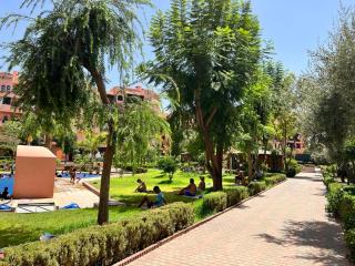 Elegant Apartment with King-Size Bed, Premium Amenities, 5 Pools & Free Parking - 7