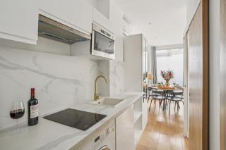 Lavie Maison Eiffel AC Hot Tub - 1