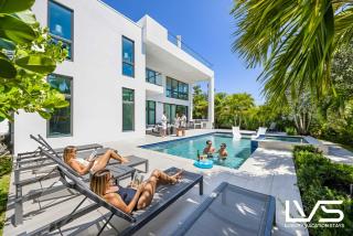 LVS Villa Blanco 5BR Coastal Oasis with Rooftop Sunset Deck Heated Pool Spa & Walk-to-Beach Access - 9