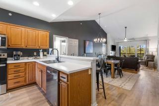 T Time Getaway - Overlooking Golf Views - 3