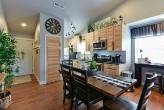 Table Rock Lookout Duo - Spacious Balcony - 1