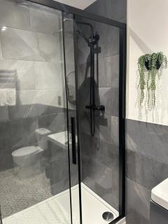 Kings Gate City Centre Apartments - 1 Bed - WIFI - Videocom Entry - Close to Bus & Train Stations - Professionals, Contractors & Tourist Ready - 1