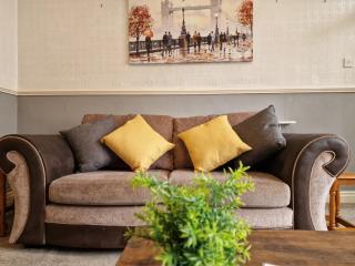 Devon St - Cozy home, Free easy parking! - 0