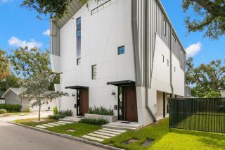 Two Luxurious Hyde Park Homes with 5 Star Amenities - 5