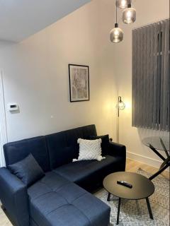 The Hughenden Home - Spacious 2BR Duplex with 2 Bathrooms & Free Secure Underground Parking in Central High Wycombe HP13, Sleeps 7 - 0