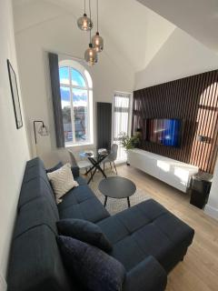 The Hughenden Home - Spacious 2BR Duplex with 2 Bathrooms & Free Secure Underground Parking in Central High Wycombe HP13, Sleeps 7 - 6