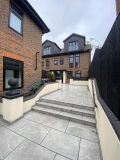 The Hughenden Home - Spacious 2BR Duplex with 2 Bathrooms & Free Secure Underground Parking in Central High Wycombe HP13, Sleeps 7 - 5