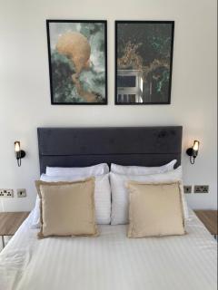 The Hughenden Home - Spacious 2BR Duplex with 2 Bathrooms & Free Secure Underground Parking in Central High Wycombe HP13, Sleeps 7 - 4