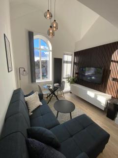 The Hughenden Home - Spacious 2BR Duplex with 2 Bathrooms & Free Secure Underground Parking in Central High Wycombe HP13, Sleeps 7 - 3