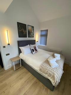 The Hughenden Home - Spacious 2BR Duplex with 2 Bathrooms & Free Secure Underground Parking in Central High Wycombe HP13, Sleeps 7 - 2