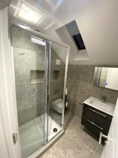 The Hughenden Home - Spacious 2BR Duplex with 2 Bathrooms & Free Secure Underground Parking in Central High Wycombe HP13, Sleeps 7 - 1