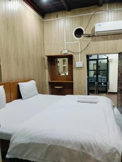 The Hotel Ambassador Inn - 4